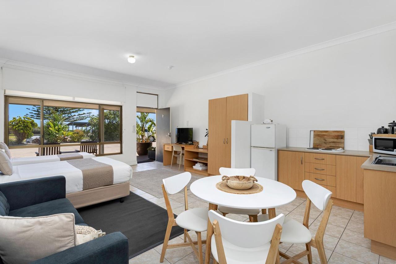 Coast Motel And Apartments Port Noarlunga Exterior photo
